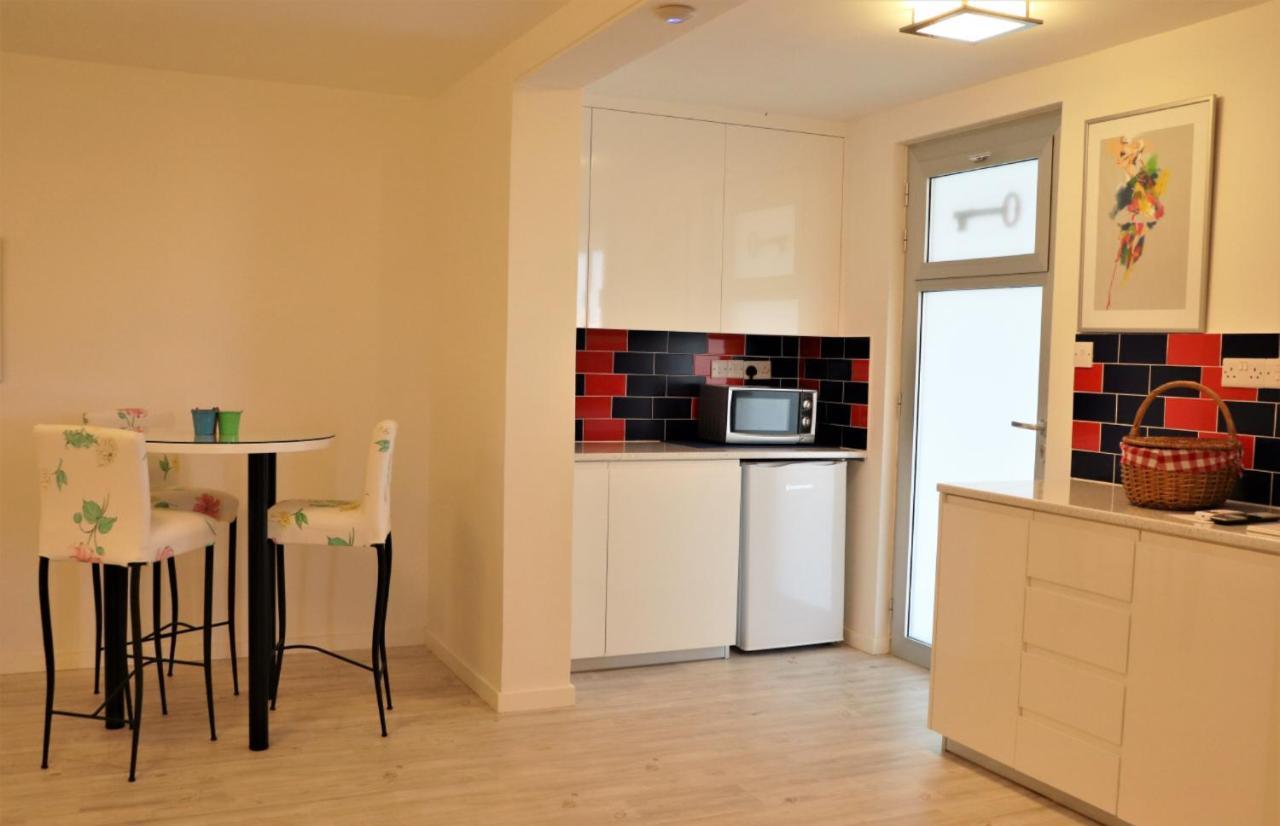 Red Cozy Stay Limassol Ngoại thất bức ảnh